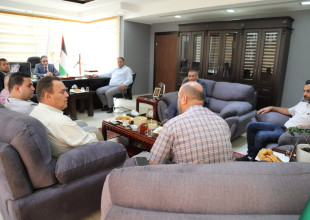 رئيس سلطة الطاقة  يبحث مع رؤساء البلديات يطا ودورا والظاهرية التسوية المالية وإعادة هيكلة شركة كهرباء الجنوب