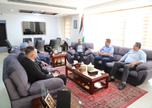 رئيس سلطة الطاقة يلتقي وكيل وزارة النقل والمواصلات لبحث التعاون في تطوير محطات شحن المركبات الكهربائية.