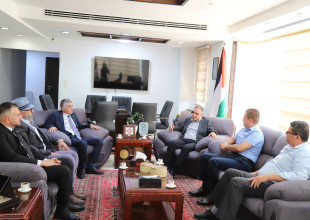 رئيس سلطة الطاقة يلتقي وكيل وزارة النقل والمواصلات لبحث التعاون في تطوير محطات شحن المركبات الكهربائية.
