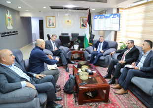 رئيس سلطة الطاقة يبحث مع الحكم المحلي والنرويج والـUNDP دعم إعمار قطاع الطاقة في غزة وتعزيز مشاريع الطاقة المتجددة.
