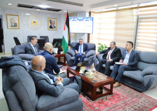 رئيس سلطة الطاقة يبحث مع الحكم المحلي والنرويج والـUNDP دعم إعمار قطاع الطاقة في غزة وتعزيز مشاريع الطاقة المتجددة.