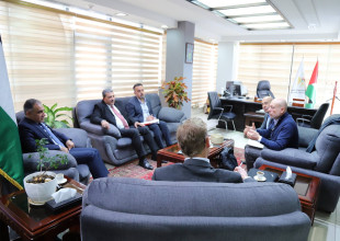 رئيس سلطة الطاقة يبحث مع الحكم المحلي والنرويج والـUNDP دعم إعمار قطاع الطاقة في غزة وتعزيز مشاريع الطاقة المتجددة.