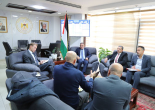 رئيس سلطة الطاقة يبحث مع الحكم المحلي والنرويج والـUNDP دعم إعمار قطاع الطاقة في غزة وتعزيز مشاريع الطاقة المتجددة.