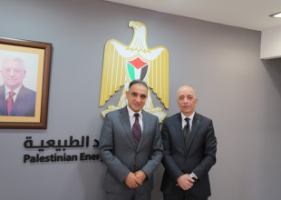 رئيس سلطة الطاقة ورئيس سلطة الاراضي يبحثان تعزيز التعاون لتخصيص ارضٍ حكومية لمشاريع الطاقة الشمسية