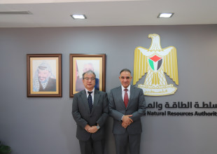 رئيس سلطة الطاقة والموارد الطبيعية يستقبل السفير الياباني لبحث تعزيز التعاون ومناقشة مشاريع الطاقة الشمسية والبنية التحتية لتطوير قطاع الطاقة