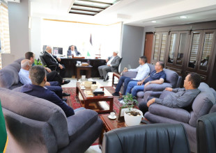 رئيس سلطة الطاقة يلتقي مع وفد من بلدية صرة لمناقشة وضع واحتياجات الكهرباء في البلدة