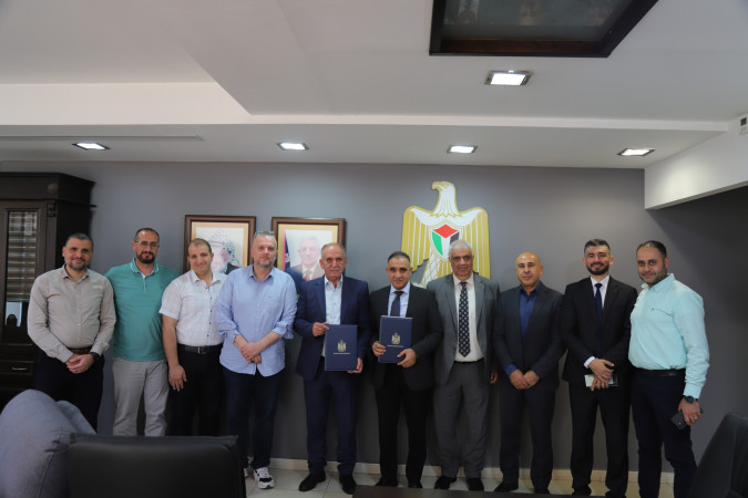 رئيس سلطة الطاقة ومدير عام شركة توزيع كهرباء الشمال يوقعان اتفاقية ربط انظمة الطاقة الشمسية