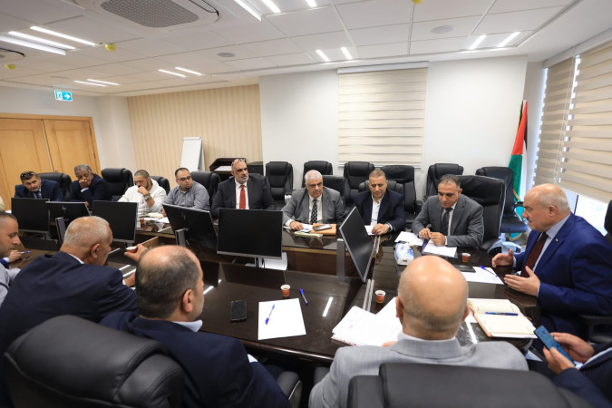 سلطة الطاقة والموارد الطبيعية تشارك في الاجتماع الموسع لتسهيل مد خط كهرباء مغذي لمدينة الخليل