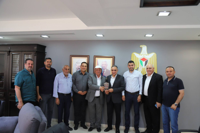رئيس سلطة الطاقة يلتقي مع وفد من بلدية صرة لمناقشة وضع واحتياجات الكهرباء في البلدة