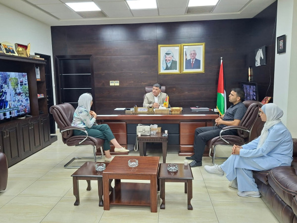 محافظ نابلس يستقبل وفدًا من سلطة الطاقة لبحث المرحلة الثانية من مشروع "مدارس صديقة للبيئة".