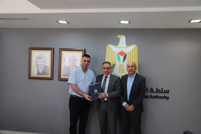سلطة الطاقة تمنح شركة راسم دراغمه وشركاه رخصتين مؤقتتين لتوليد الطاقة في منطقة طوباس
