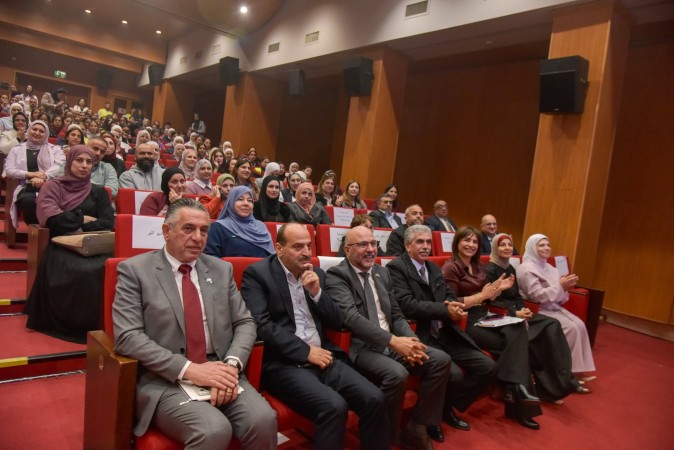 سلطة الطاقة والموارد الطبيعية تحتفل مع بلدية رام الله بانتهاء مشروع للتوعية البيئية والصحية  2025-2026 .