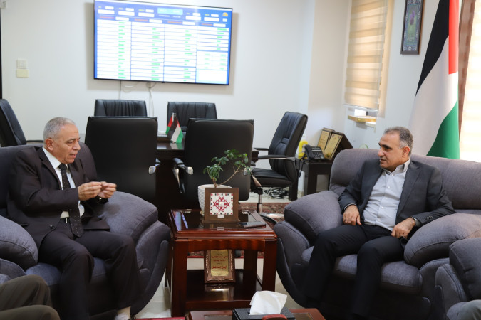 المهندس إسماعيل يبحث مع الدكتور عوض خطوات إنشاء شركة توزيع كهرباء طولكرم ومعالجة الالتزامات المالية