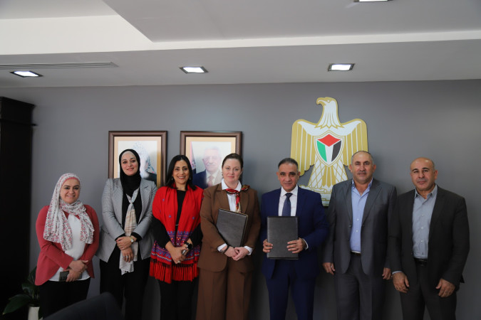 رئيس سلطة الطاقة يوقّع مذكرة تفاهم مع شركة cowater international  لتعزيز التعاون في مجالات الطاقة المتجددة وتمكين الشباب والنساء