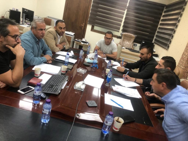 سلطة الطاقة والموارد الطبيعية وشركة كهرباء الجنوب تجتمع مع المقاول الفائز .