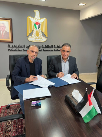رئيس سلطة الطاقة ومدير عام كهرباء طوباس يوقعان اتفاقية لربط انظمة الطاقة الشمسية