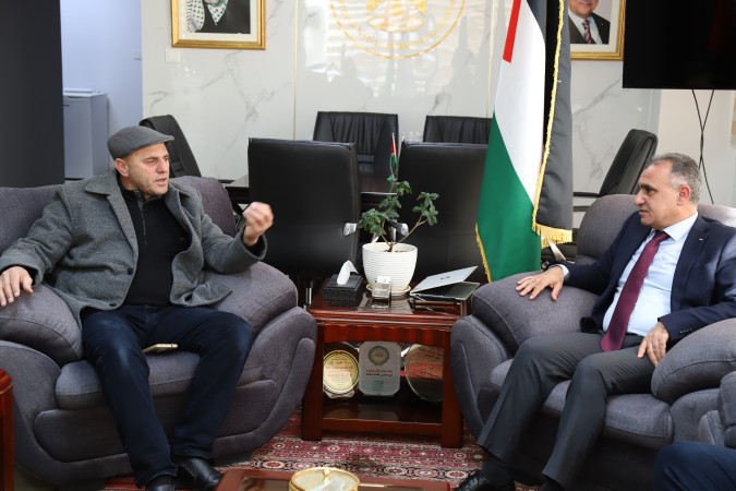 رئيس سلطة الطاقة يبحث سبل تحسين واقع قطاع الطاقة في قرية الجلمة وتعزيز الاعتماد على الطاقة المتجددة.