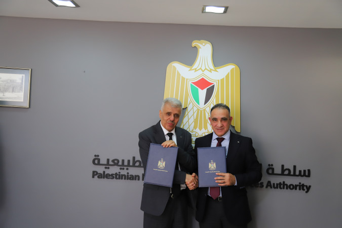 تعاون متجدد بين سلطة الطاقة والموارد الطبيعية ووزارة التربية والتعليم العالي لتعزيز مشاريع الطاقة المتجددة في المدارس الحكومية